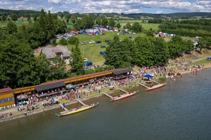 Kam vyrazit na přírodní koupání? Zatopené lomy a nejkrásnější jezera na Vysočině 2 16234133049 draci lode na rybniku reka1 700x466 turisticky cil 42 16234133049 draci lode na rybni