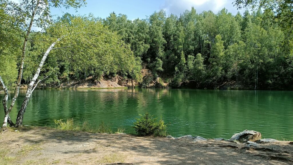 Kam vyrazit na přírodní koupání? Zatopené lomy a nejkrásnější jezera na Vysočině 5 lom antonka u kamenice nad lipou