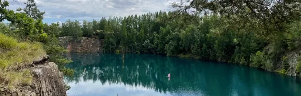 Kam vyrazit na přírodní koupání? Zatopené lomy a nejkrásnější jezera na Vysočině 1 Lom Borek